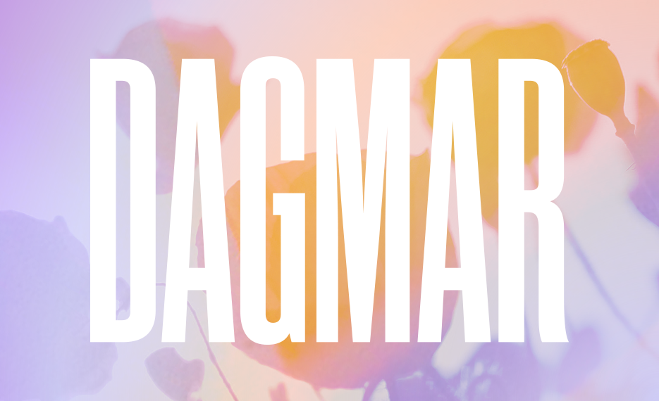 Dagmarin logo kukkataustalla