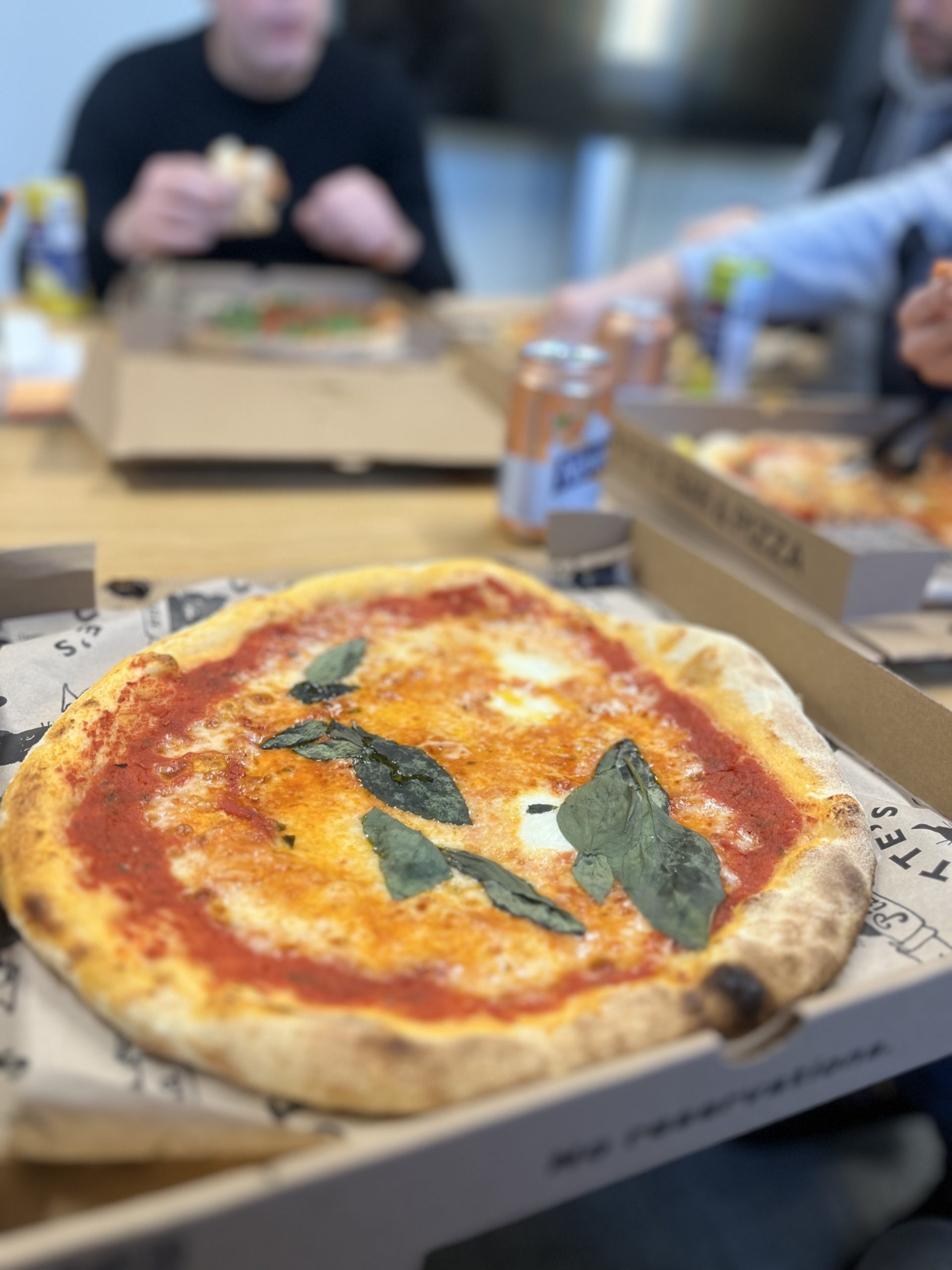 Qurun Slice up perjantai, etualalla pizza, taustalla qurulaisia sumennettuna