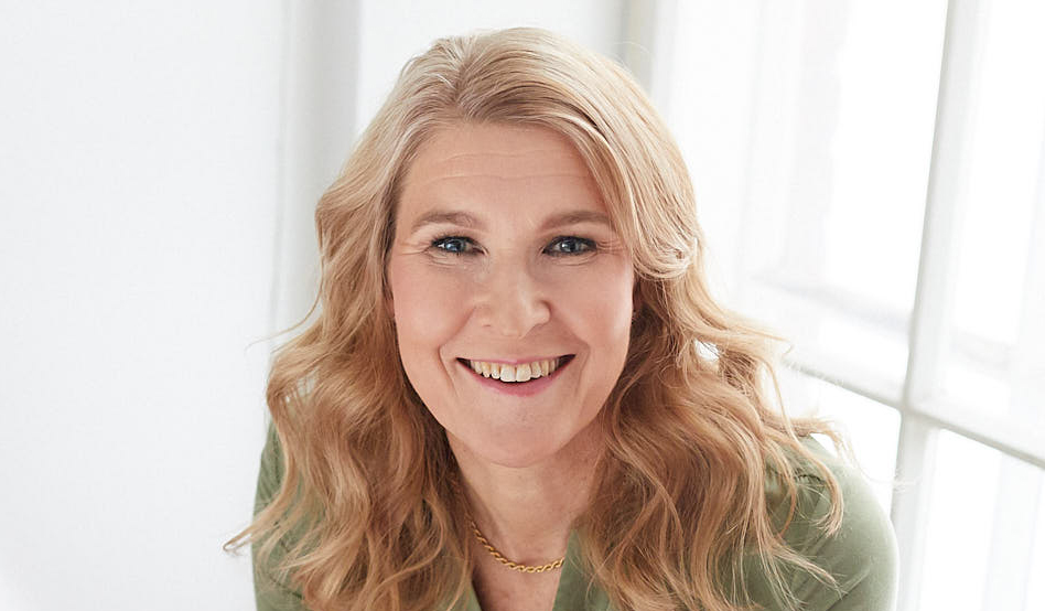 Henna Lehtinen, CEO, Salomaa Yhtiöt ikkunan edessä