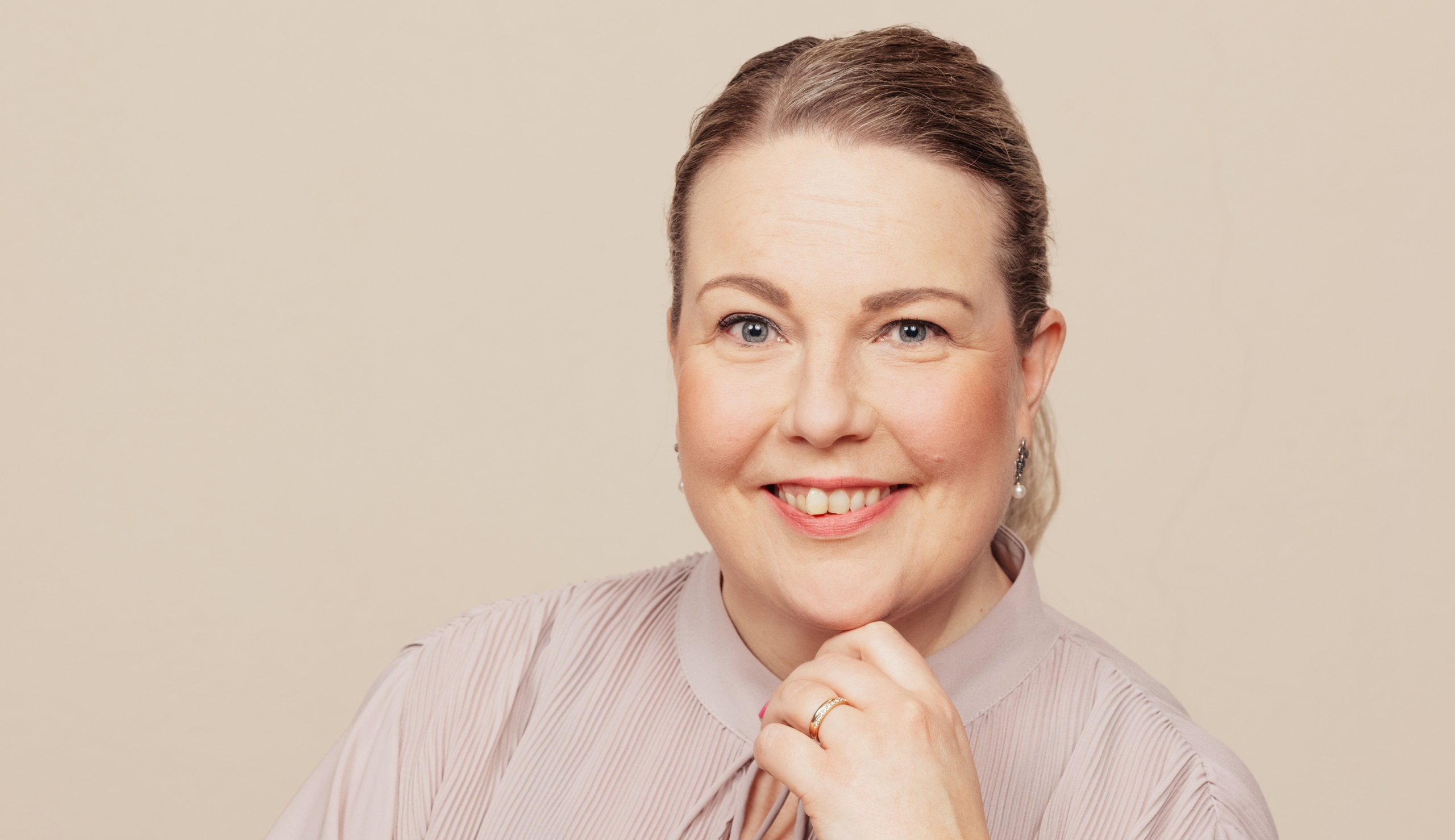 Mari Svahn, Salomaa Yhtiöt, vaaleaa taustaa vasten