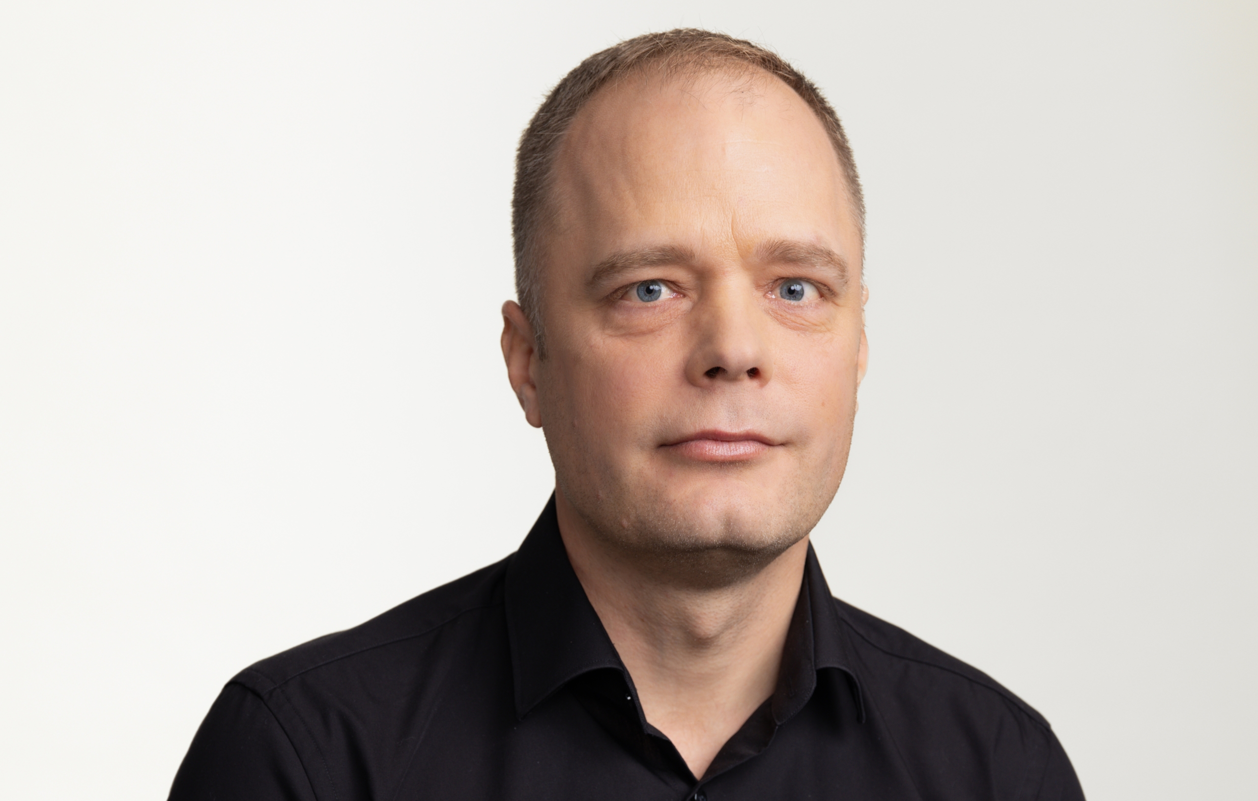 Risto Tattari lähikuva vaalealla taustalla