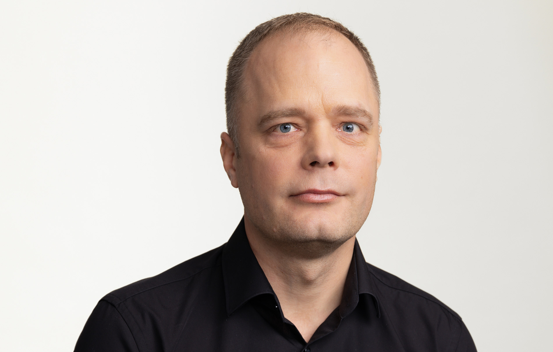 Risto Tattari lähikuva vaalealla taustalla
